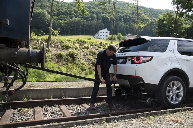 Le Land Rover Discovery Sport Tracte Un Train De Plus De 100 Tonnes 721697lrdstrainpull160616bts04