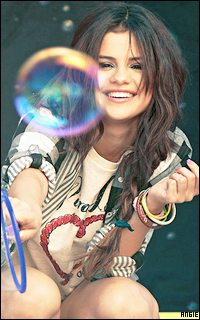 Ma petite galerie des horreurs - Page 13 721990SelenaGomez3