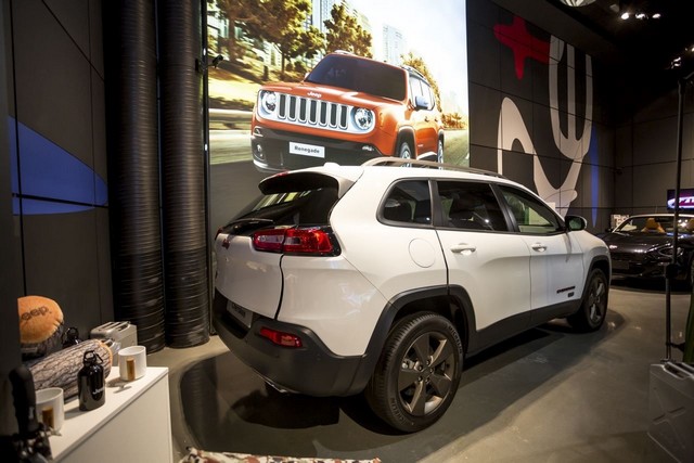 Jeep® fête ses 75 ans à MotorVillage Champs-Elysées 724592cherokeeExpoJeep1