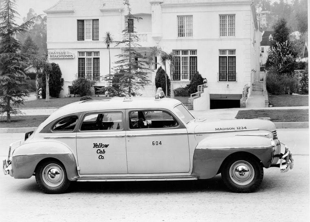 TAXI ... TAXI ... - Page 7 727508DeSototaxicabownedbytheYellowCabCompanyparkedonaLosAngelesstreet19401950