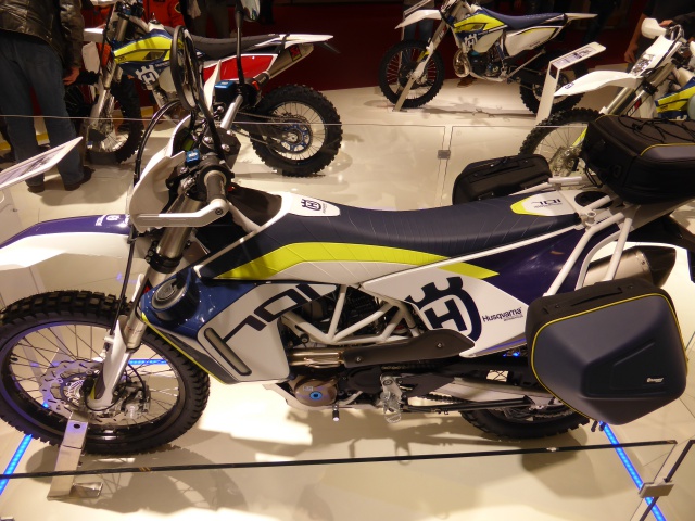 Salon de la moto PARIS 2015 : HVA 701 enduro (2x13L) 733504P1080229