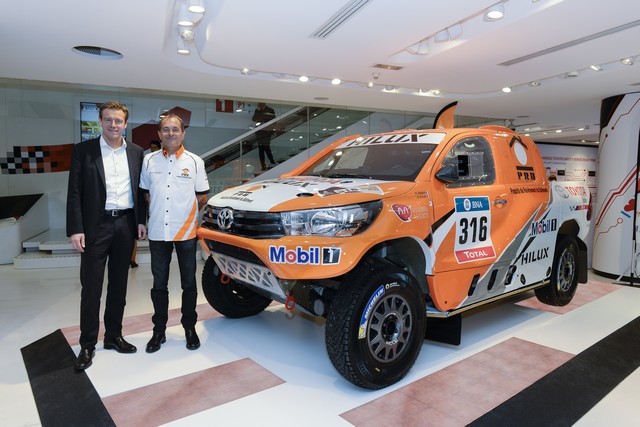  Toyota France Compétition dévoile son Hilux engagé sur le Dakar 2016 7494092EM0641