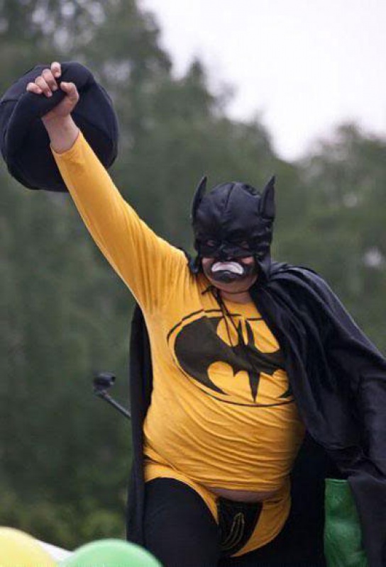 Les costumes du Net en vrac !!! - Page 25 766768worstbatmancostumebeerbelly1