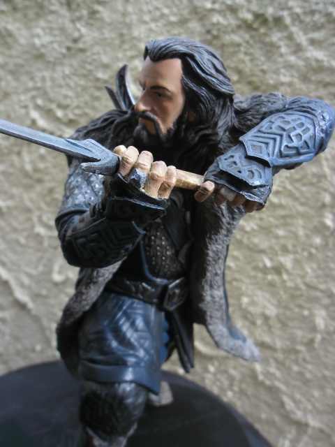 THE HOBBIT : AN UNEXPECTED JOURNEY : THORIN OAKENSHIELD – WITH SHIELD and REGULAR 772695SAM2996