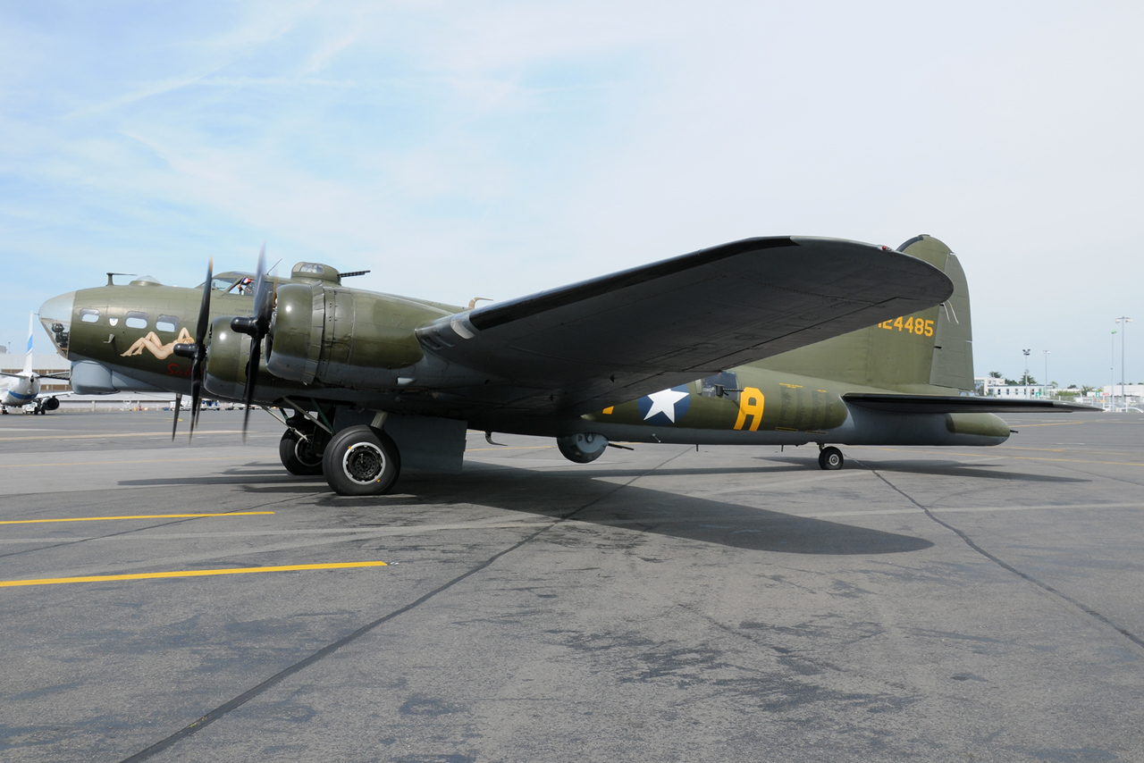 [01/07/2013] B17 Flying Fortress (G-BEDF) Sally B's - Page 2 778327DSC9737