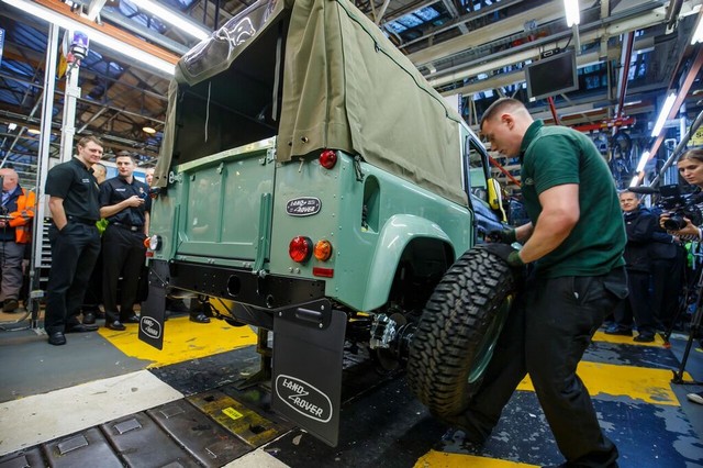 Célébration de la légende : Le dernier Land Rover DEFENDER est construit à Solihull 780154unspecified20