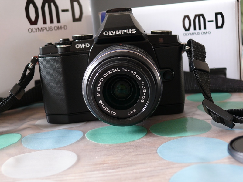 [VDS] Olympus OM-D E-M5 avec objectif et grip 788635P1090096800600