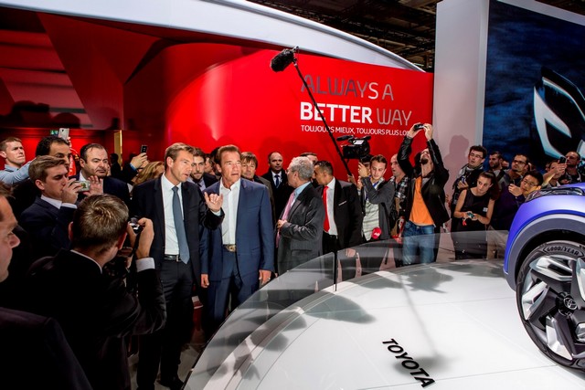 Arnold Schwarzenegger en visite sur le stand Toyota du Mondial de Paris 794685standToyota