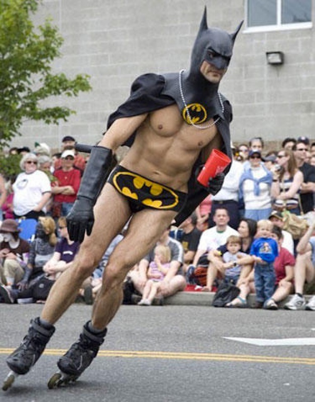 Les costumes du Net en vrac !!! - Page 25 803634worstbatmancostumeskate