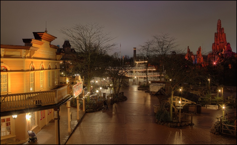 Photos de Disneyland Paris en HDR (High Dynamic Range) ! - Page 26 805956FrontierlandByNightNol2014HDR600D