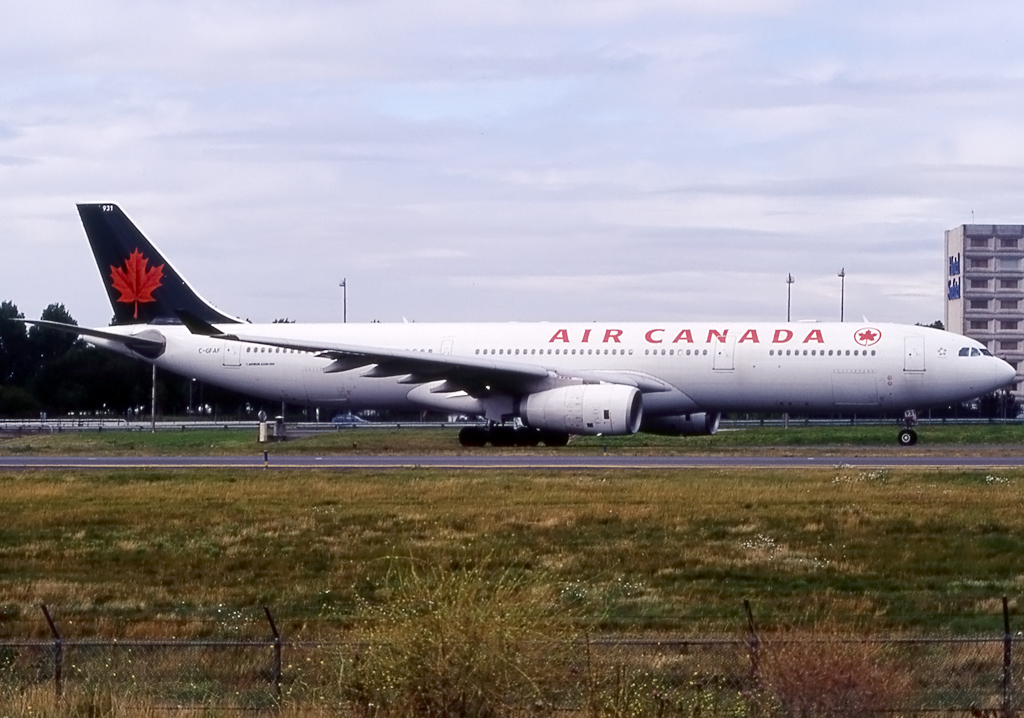 CDG en Juillet 2001 812391A330300AirCanadaCGFAFCDG0701EPajaud