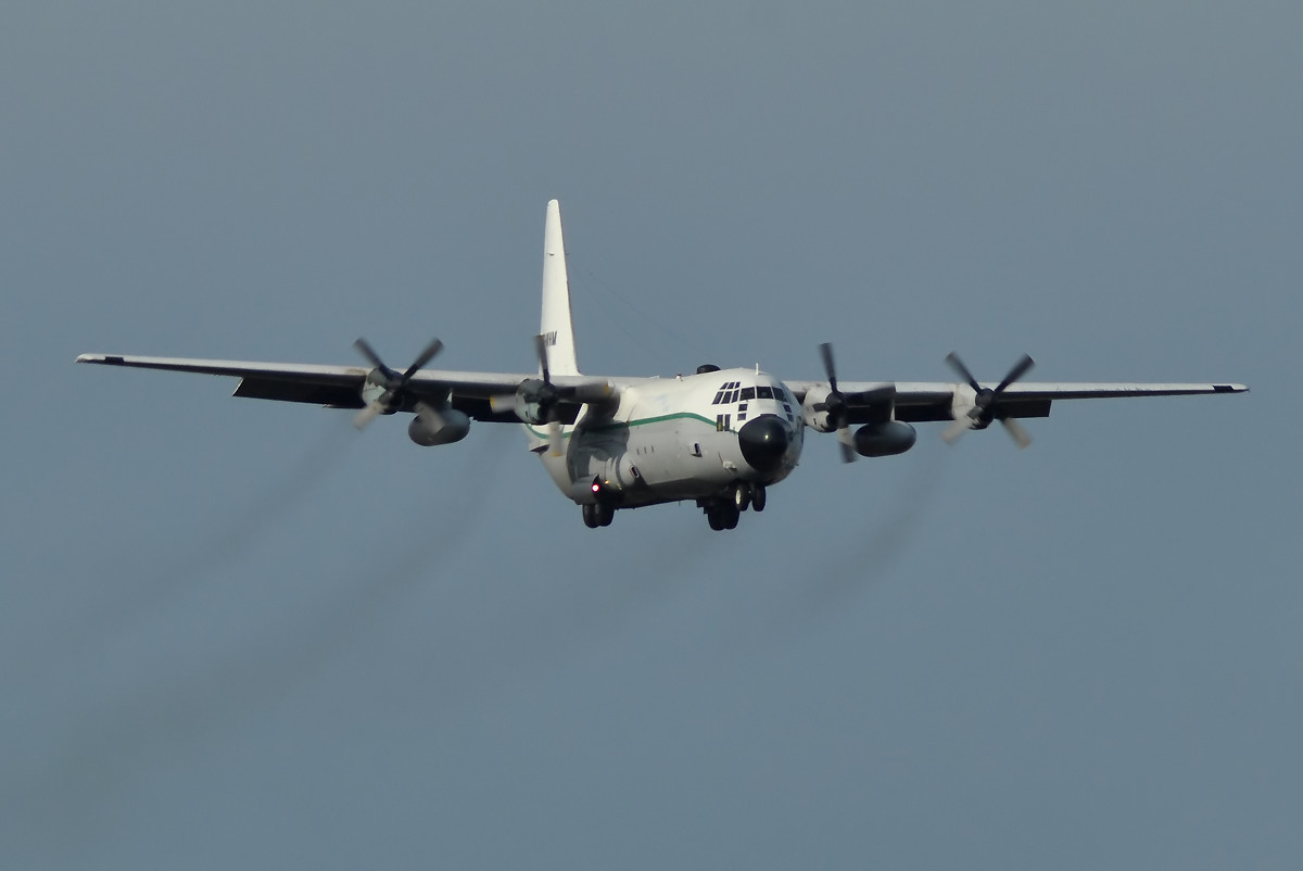 صور طائرات النقل والشحن الجزائرية [ C-130H/H30  /  Hercules ]  - صفحة 2 813929acba1758