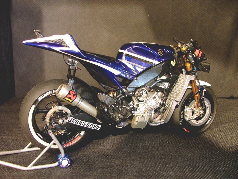 Yamaha YZR M1 2011 - Ben Spies - Page 4 815873005