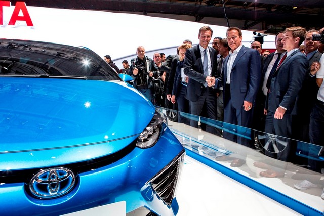 Arnold Schwarzenegger en visite sur le stand Toyota du Mondial de Paris 819367standToyota1