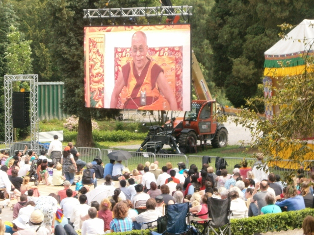 lama - Jeudi 24 mai 2012, visite de Sa Sainteté le Dalaï Lama à l’Institut Yeunten Ling, Huy, Belgique - Page 6 819808p640x480