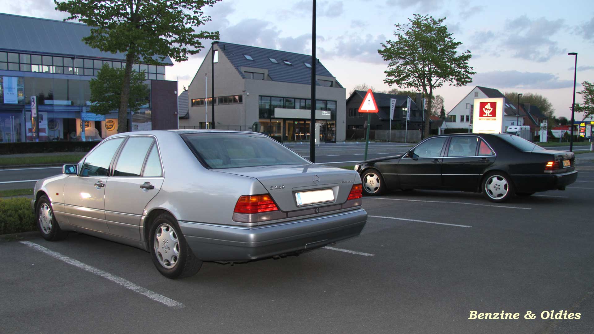 j'ai vu une Mercedes-Benz classe S w140 sur la route, et j'ai fait une photo - Page 2 822908mbw140street2015042803w19201080