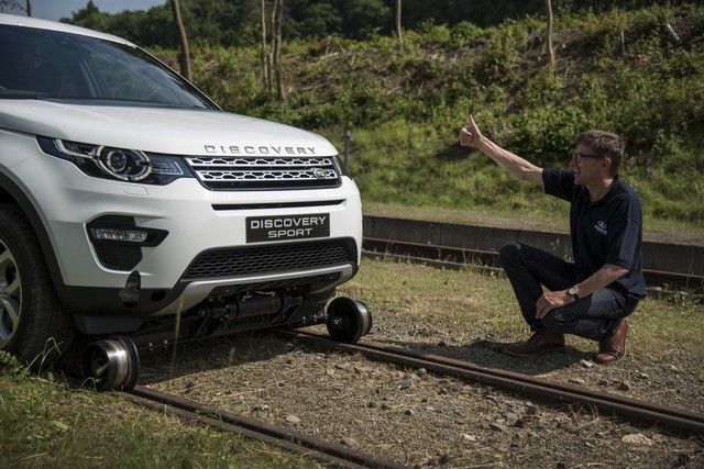 Le Land Rover Discovery Sport Tracte Un Train De Plus De 100 Tonnes 829483lrdstrainpull160616bts05