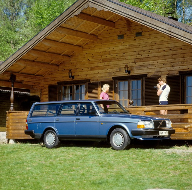 Volvo 240 : une icône suédoise fête ses 40 ans 834728611056