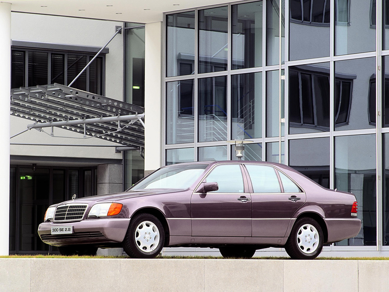 les plus belles photos de Mercedes-Benz classe S w140 et c140... juste pour rêver et pour le plaisir des yeux - Page 3 844107mbw140bellephoto0074