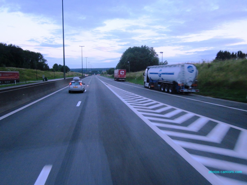 Les parkings d'autoroutes - Page 7 846357photoscamions7Juillet2012122Copier