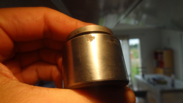 piston étrier de frein avant attaqué par la rouille : risque de fuite ? 854190DSC08224