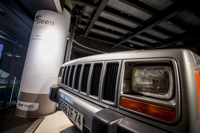 Jeep® fête ses 75 ans à MotorVillage Champs-Elysées 865130cherokeexj1