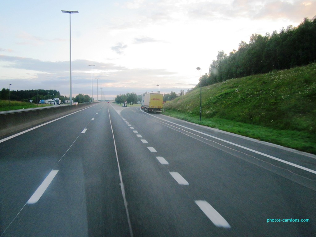 Les parkings d'autoroutes - Page 7 872967photoscamions7Juillet2012123Copier