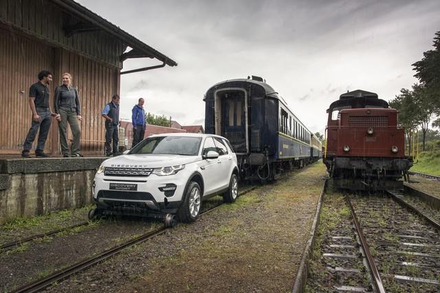 Le Land Rover Discovery Sport Tracte Un Train De Plus De 100 Tonnes 873413lrdstrainpull16061612