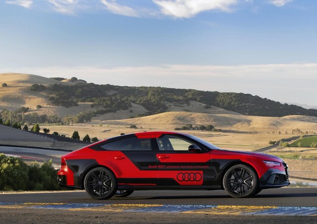 Une Audi roule toute seule et plus vite qu’un pilote de course sur un circuit aux Etats-Unis 874953AudiRS7PilotedDrivingSonoma3