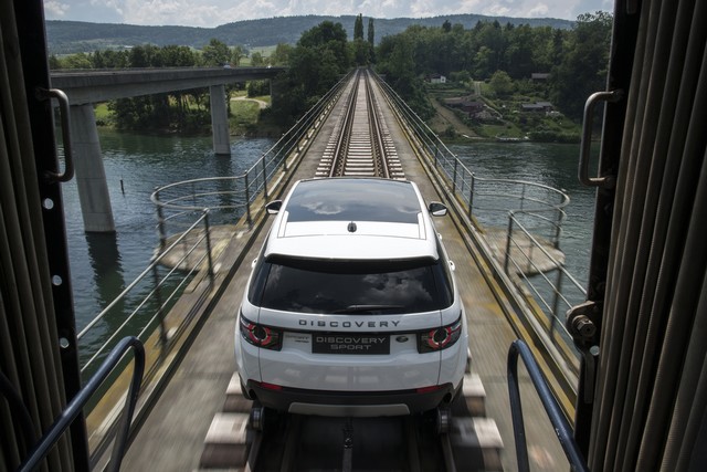 Le Land Rover Discovery Sport Tracte Un Train De Plus De 100 Tonnes 878803lrdstrainpull16061611