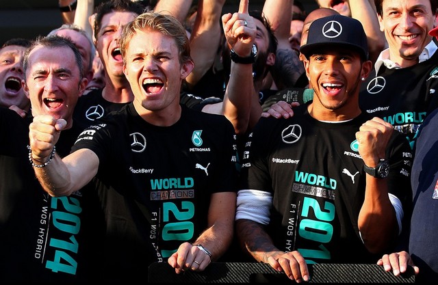 F1 GP de Russie 2014 : Victoire Lewis Hamilton, titre pour Mercedes  8813562014LewisHamiltonavecsonquipe