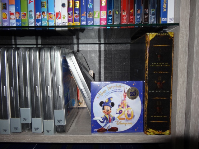 postez vos collections - [Photos] Postez les photos de votre collection de DVD et Blu-ray Disney ! - Page 31 886080DSC00175