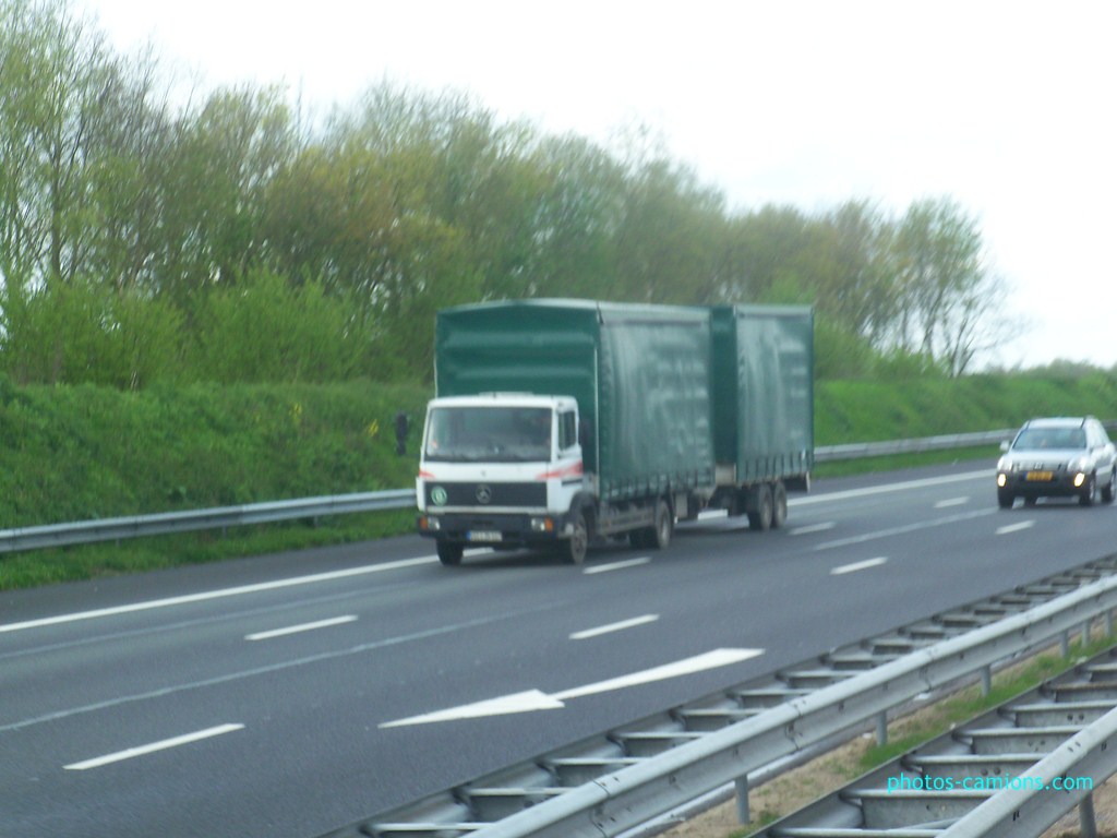 Mercedes LP et LK (moyens tonnages anciens modèles) 888385photoscamions27Avril2012143