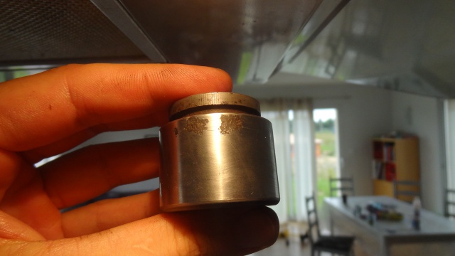 piston étrier de frein avant attaqué par la rouille : risque de fuite ? 889950DSC08223