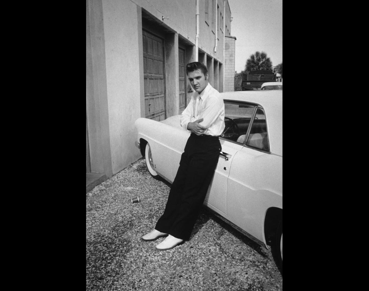 Les années 20 à 70 : photos et vidéos d'époque (partie 2) - Page 18 893201elvis1956lincolncontinental