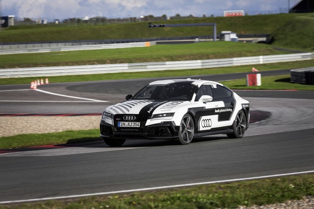 Audi sur la grille de départ avec la voiture autonome la plus sportive au monde 894560RS7c140038