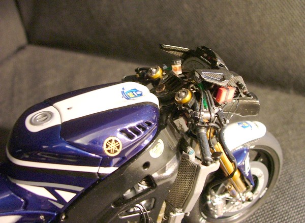 Yamaha YZR M1 2011 - Ben Spies - Page 4 896776010