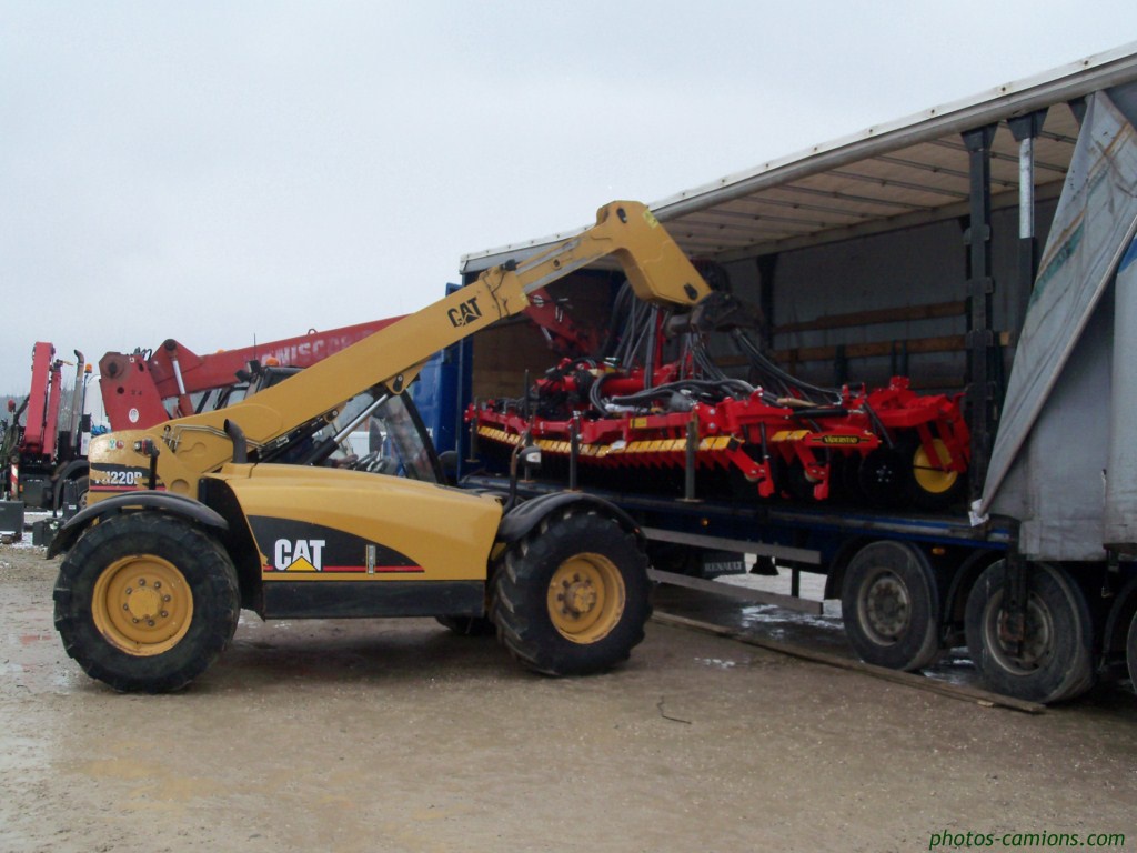 Déchargement de matériel agricole. 924176photoscamions4Fvrier201228Copier