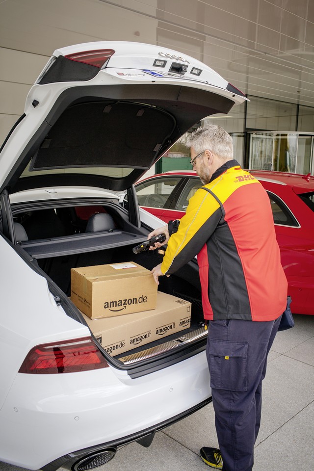Audi, DHL et Amazone on signé un partenariat pour livrer des colis dans le coffre du véhicule du client 932851AU150272large