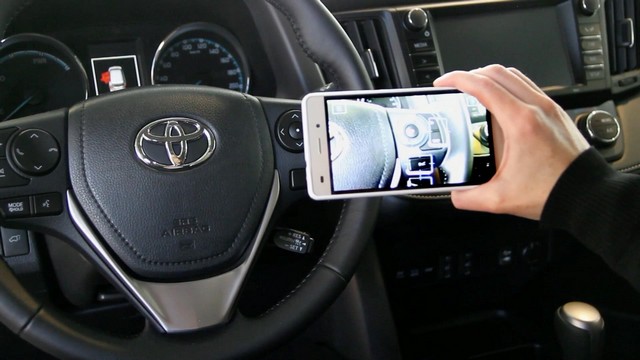 Toyota lance le 1er guide d’utilisation interactif en réalité augmentée sur smartphone 934398TIG2