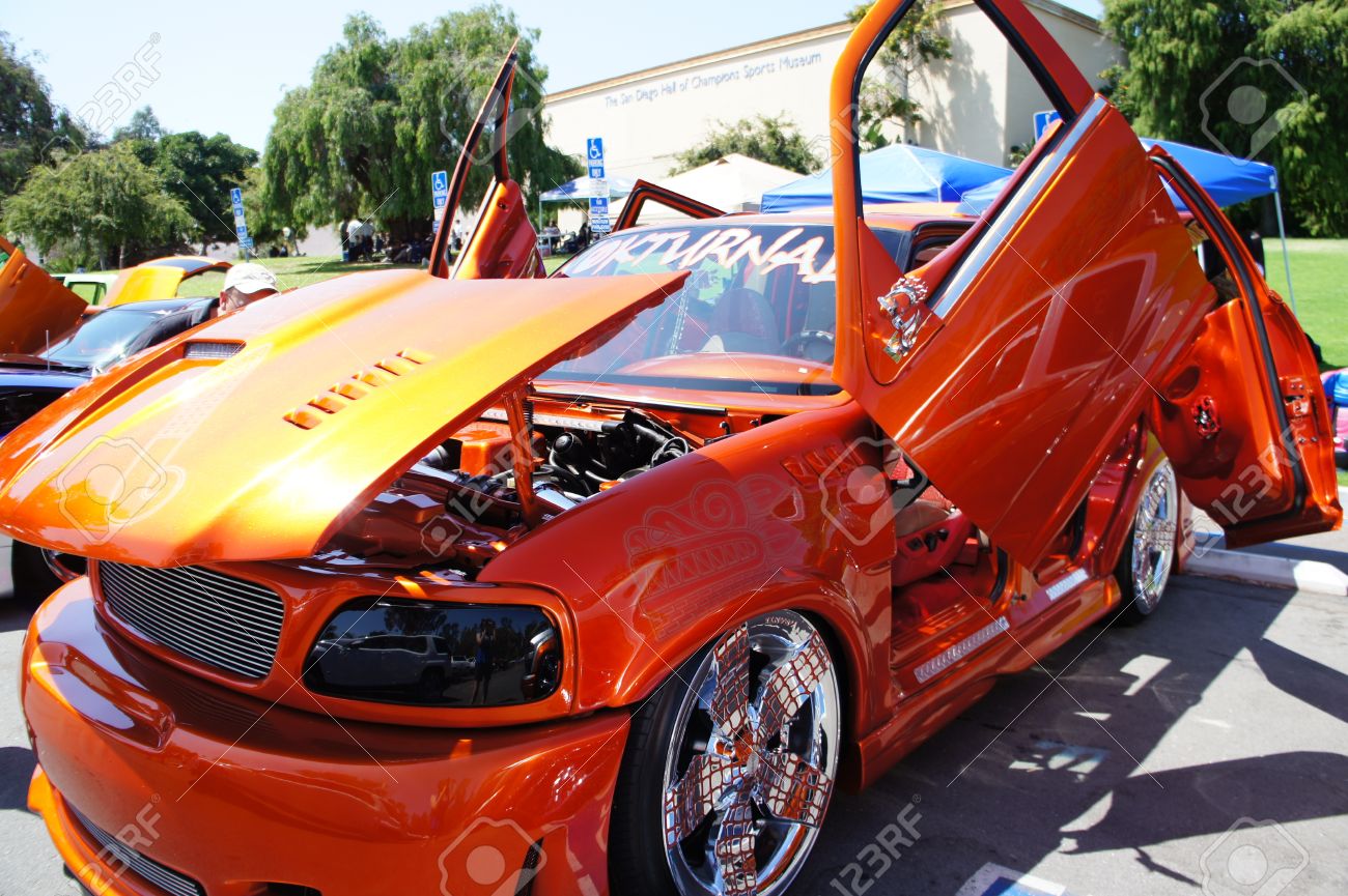 On aime ou on n'aime pas ? 93831010605310SanDiegoCaliforniaAugust282011GreatvarietyofmodifiedandclassiccarsattheCarShownearStockPhoto