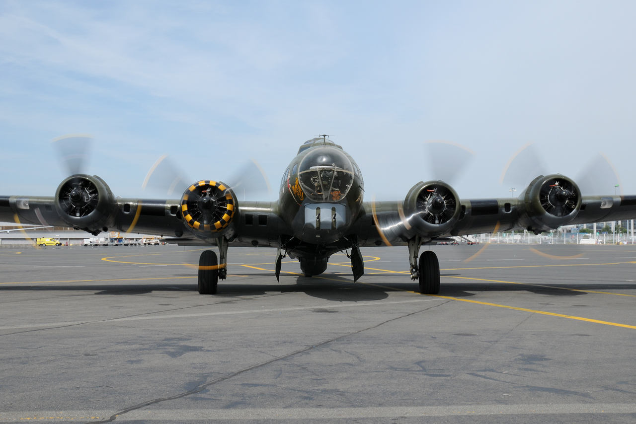 [01/07/2013] B17 Flying Fortress (G-BEDF) Sally B's - Page 2 949468DSC9702