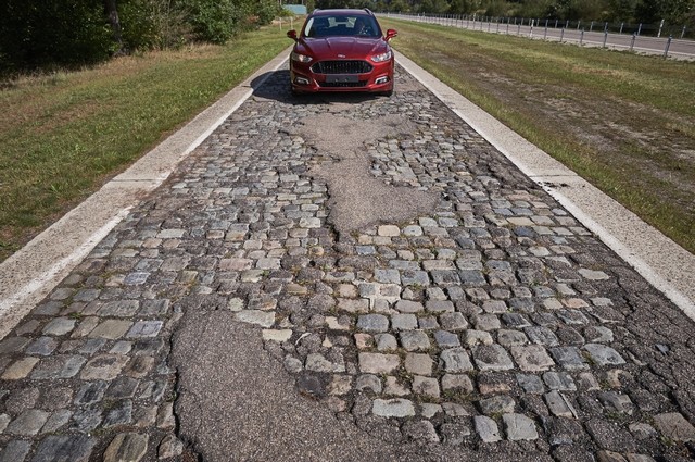 Un boulevard cauchemardesque conçu pour martyriser les véhicules 951856Ford2016PotholesLommel09