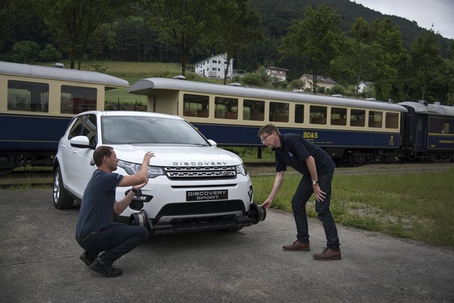 Le Land Rover Discovery Sport Tracte Un Train De Plus De 100 Tonnes 965721lrdstrainpull160616bts01