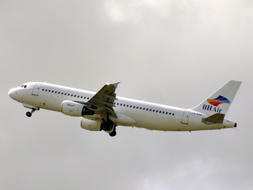 [26/04/2014] A320 (LZ-BHF) BHAir 966179Avriln9106