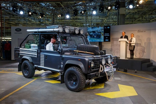 Célébration de la légende : Le dernier Land Rover DEFENDER est construit à Solihull 966310unspecifiedJ0GKSAWF