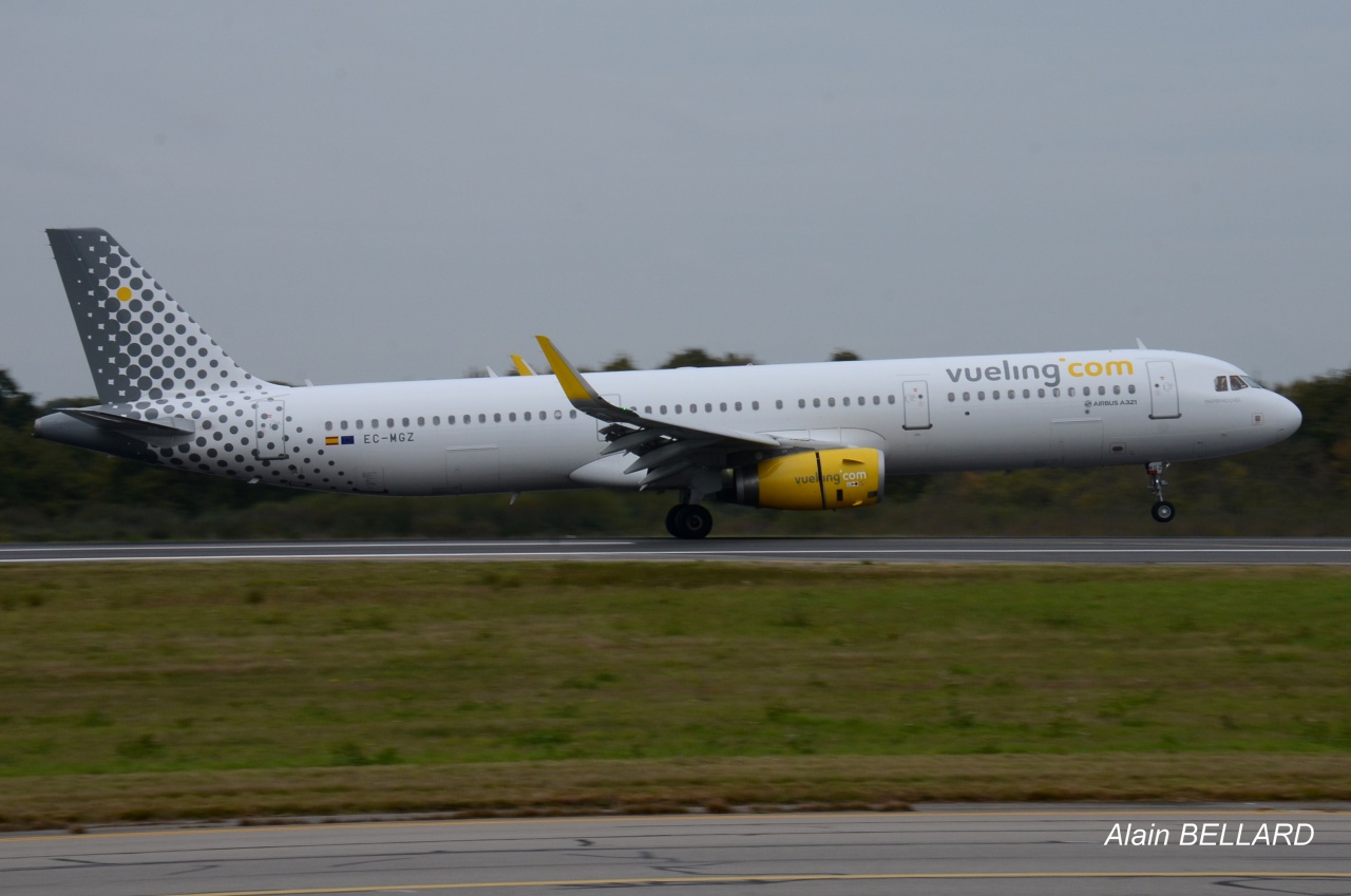 [21/10/2015] Airbus A321-200SL (EC-MGY) Vueling 981404octobren5045