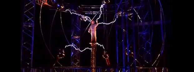 David Blaine  survit 3 jours dans une tempête électrique de 1 million de volts (10 Octobre 2012) 984364capture13