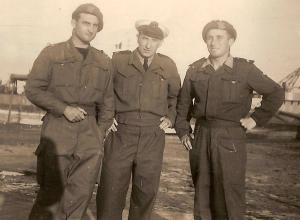 la tenue 44 en indo Mini_706158CommandoJaubert195051AdroiteGUICHARDSergegaucheDARASSEHenriGuichardPhilippefilsdeSerge