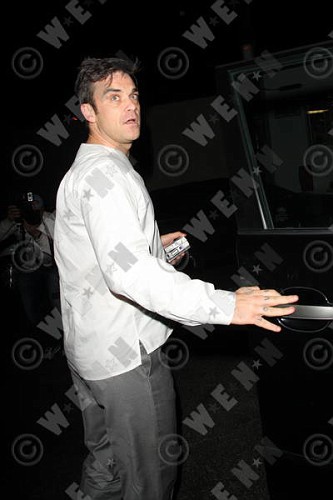 Robbie  Los Angeles 12-01-2011 1250141vi